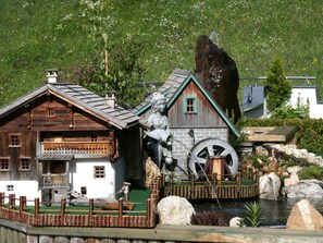 Wasser, Himmel, Eigentum, Schwimmbad, Azurblau, Wolke, Strandresort, Gartenmöbel, Pflanze, Baum