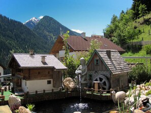 Wasser, Himmel, Eigentum, Schwimmbad, Azurblau, Wolke, Strandresort, Gartenmöbel, Pflanze, Baum