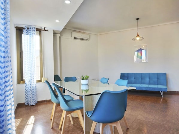 L'Eau, Ciel, Propriété, Piscine, Bleu Azur, Nuage, Station Balnéaire, Mobilier De Jardin, Plante, Arbre
