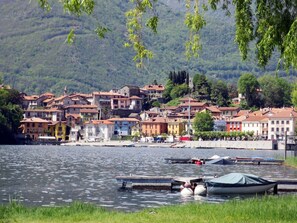 Agua, Planta, Naturaleza, Edificio, Montaña, Watercraft, Árbol, Casa, Lago, Barcos Y Canotaje - Efectos Y Equipo