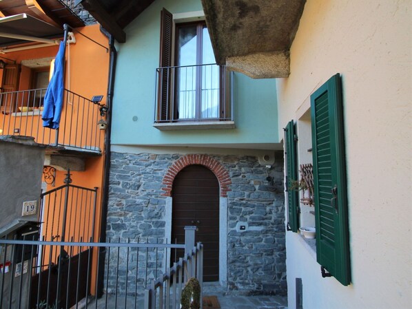 Agua, Cielo, Propiedad, Piscina, Azur, Nube, Balneario, Mueble Para Exteriores, Planta, Árbol