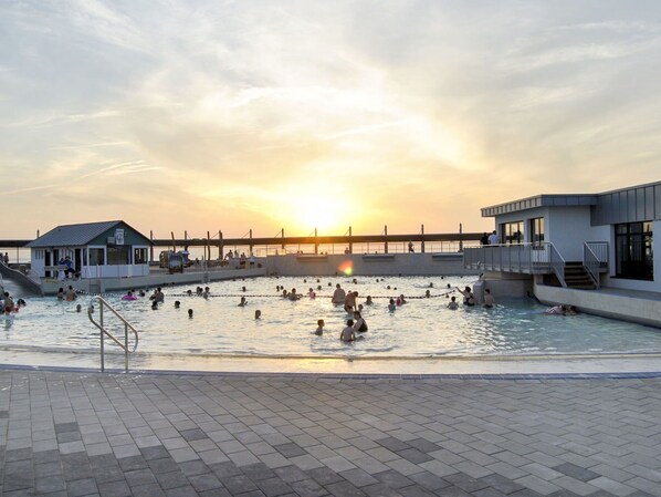 Wasser, Wolke, Himmel, Daytime, Gebäude, Schwimmbad, Baum, Gewässer, Sonnenuntergang, Morgen