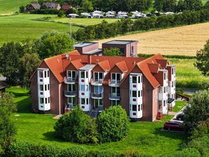 Pflanze, Gebäude, Natur, Natürliche Landschaft, Haus, Grundstueck, Fenster, Gras, Urban Design, Hütte