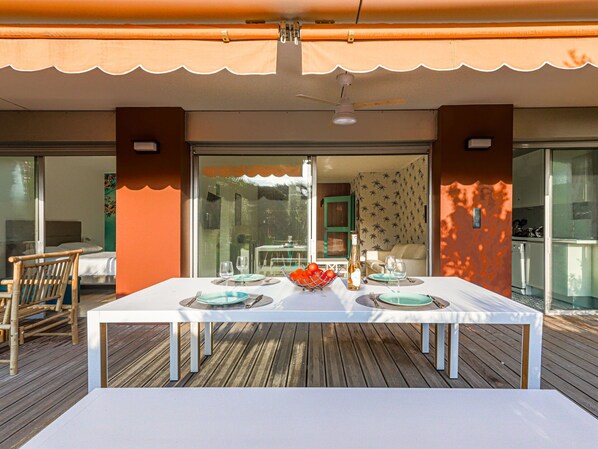 Tabelle, Möbel, Eigentum, Geschirr, Orange, Schatten, Interior Design, Stuhl, Die Architektur, Haus
