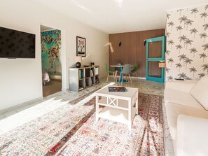 Tabelle, Dekoration, Azurblau, Holz, Interior Design, Flooring, Fussboden, Bilderrahmen, Stuhl, Wohnzimmer