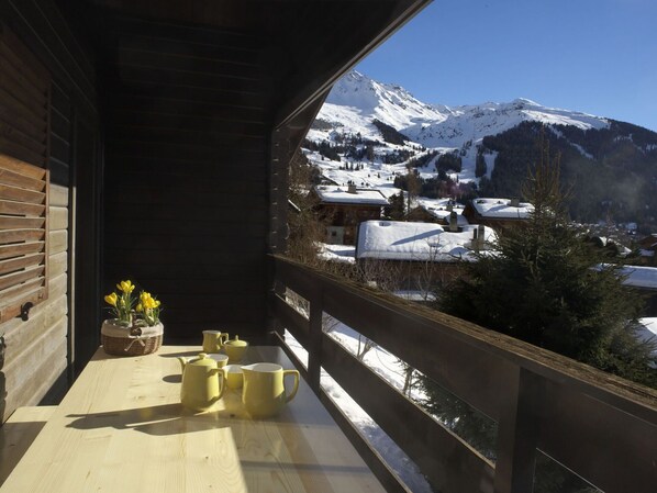 Daytime, Eigentum, Himmel, Gebäude, Pflanze, Berg, Blumentopf, Grundeigentum, Holz, Schnee