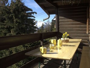 Tabelle, Pflanze, Eigentum, Möbel, Himmel, Blumentopf, Schatten, Holz, Gebäude, Fenster