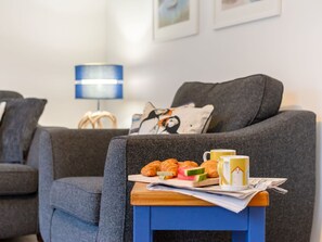 Couch, Möbel, Eigentum, Tabelle, Komfort, Bilderrahmen, Interior Design, Orange, Essen, Studio Couch