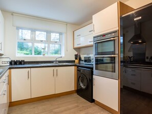 Cabinetry, Comptoir, Evier, Fenêtre, Appareil De Cuisine, Cuisinière, Bois, Cuisine, Évier, Éclairage