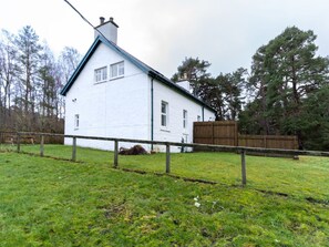 Himmel, Pflanze, Gebäude, Fenster, Baum, Natürliche Landschaft, Haus, Grundstueck, Holz, Hütte