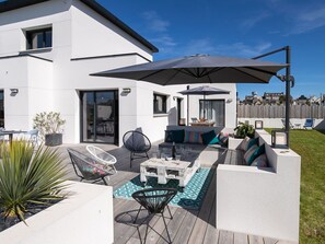 Ciel, Bâtiment, Propriété, Fenêtre, Meubles, Plante, Chaise, Ombre, Table, Design Intérieur
