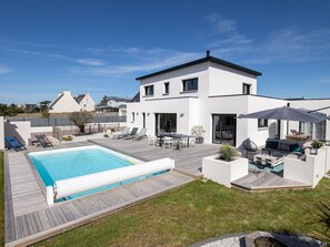 Nuage, Ciel, Bâtiment, Propriété, Fenêtre, Bleu Azur, Maison, Ombre, Chaise, Piscine