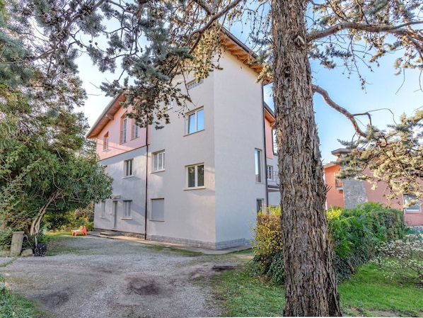 L'Eau, Plante, Ciel, Propriété, Jour, Bâtiment, Piscine, Bleu Azur, Bleu, Arbre