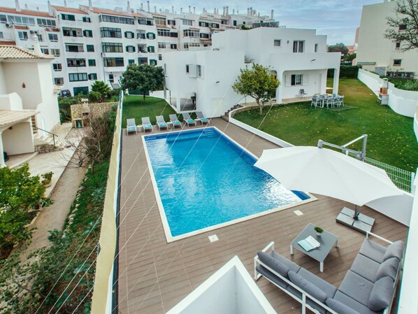 Water, Plant, Sky, Property, Daytime, Building, Swimming Pool, Azure, Blue, Tree