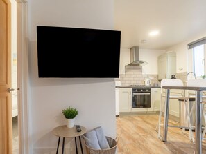 Meubles, Fenêtre, Bois, Design Intérieur, Sol, Sol, Table, Salon, Mur