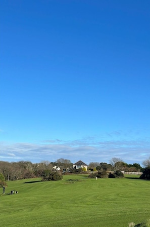 L'Eau, Ciel, Nuage, Propriété, Piscine, Bâtiment, Plante, Station Balnéaire, Arbre, Mobilier De Jardin