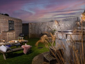 Water, Sky, Cloud, Property, Swimming Pool, Building, Plant, Seaside Resort, Tree, Outdoor Furniture