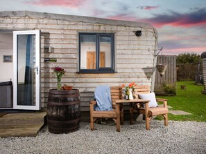Water, Sky, Cloud, Property, Swimming Pool, Building, Plant, Seaside Resort, Tree, Outdoor Furniture