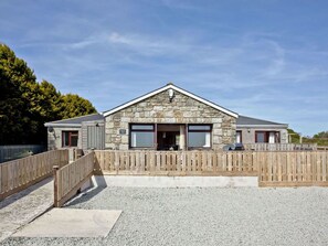Water, Sky, Cloud, Property, Swimming Pool, Building, Plant, Seaside Resort, Tree, Outdoor Furniture