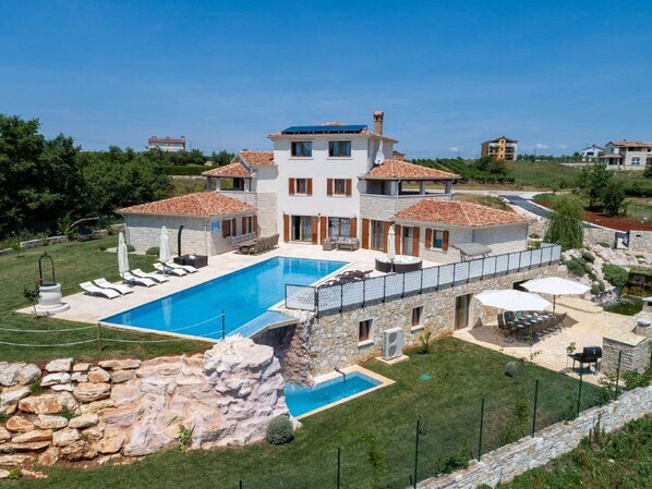Water, Sky, Cloud, Property, Swimming Pool, Building, Plant, Seaside Resort, Tree, Outdoor Furniture