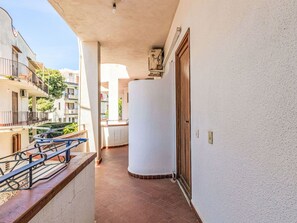 Plante, Bâtiment, Fenêtre, Bois, Sol, Sol, Façade, Ciel, Plante D'Appartement