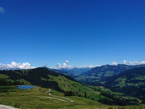 Himmel, Wolke, Berg, Daytime, Pflanze, Azurblau, Natürliche Landschaft, Steigung, Baum, Terrain