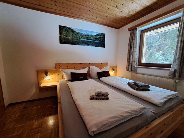 Meubles, Propriété, Confort, Bois, Textile, Fenêtre, Bâtiment, Design Intérieur, Lit, Sol