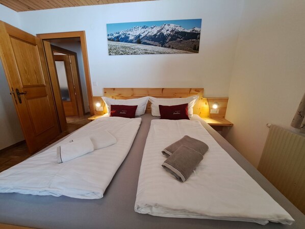 Möbel, Gebäude, Komfort, Holz, Bettrahmen, Textil, Interior Design, Bett, Flooring, Fussboden