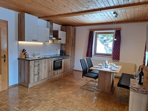 Möbel, Cabinetry, Holz, Tabelle, Wohnzimmer, Gebäude, Stuhl, Interior Design, Flooring, Fussboden