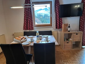 Tabelle, Eigentum, Möbel, Fenster, Vorhang, Stuhl, Gebäude, Geschirr, Holz, Textil