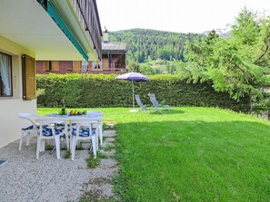 Plant, Building, Furniture, Table, Chair, Nature, Tree, Outdoor Furniture, Land Lot, Vegetation