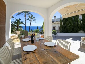 Meubles, Table, Chaise, Table Cuisine Et Salle A Manger, Design Intérieur, Recours, Salle À Manger, Ombre, Plante D'Appartement, Mobilier De Jardin