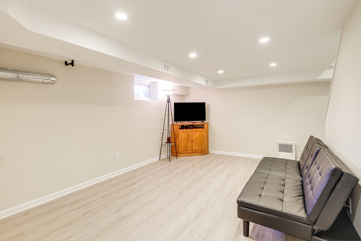 Pet-Friendly Alexandria Escape w/ Yard: 8 Mi to DC