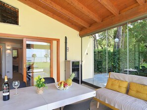 Eigentum, Tabelle, Holz, Pflanze, Die Architektur, Schatten, Interior Design, Wohnzimmer, Fussboden, Fenster