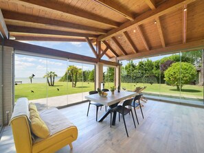 Tabelle, Pflanze, Möbel, Schatten, Holz, Gartenmöbel, Interior Design, Baum, Fussboden, Freizeit