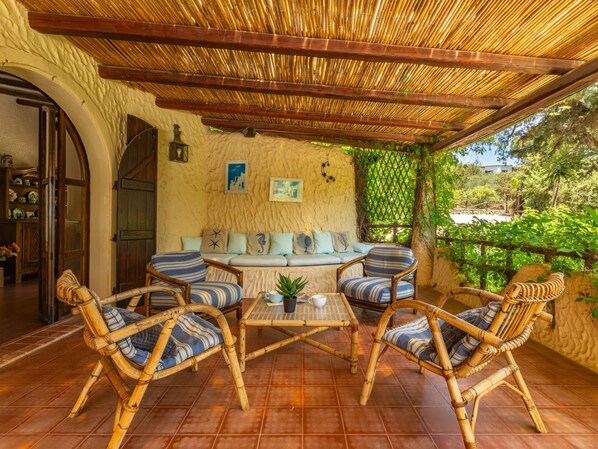 Tabelle, Eigentum, Pflanze, Möbel, Holz, Stuhl, Gebäude, Gartenmöbel, Tisch Im Freien, Interior Design