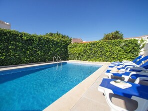 Wasser, Eigentum, Pflanze, Himmel, Blau, Schwimmbad, Azurblau, Gebäude, Gartenmöbel, Gras