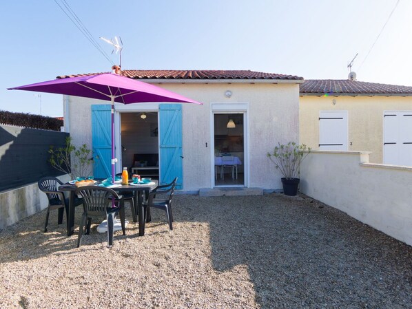 Sky, Property, Window, Building, Plant, House, Shade, Table, Real Estate, Landscape
