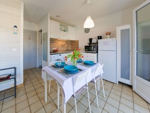 Table, Meubles, Cabinetry, Bois, Comptoir, Design Intérieur, Sol, Sol, Cuisine, Chaise