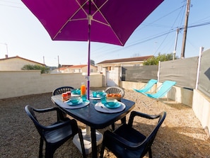 Table, Meubles, Ciel, Propriété, Parapluie, Chaise, Plante, Lumière, Bleu Azur, Arbre