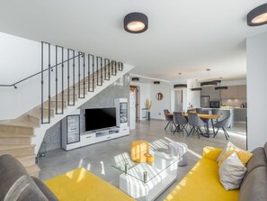 Eigentum, Couch, Wohnzimmer, Flooring, Interior Design, Fussboden, Fernsehen, Holz, Komfort, Grundeigentum