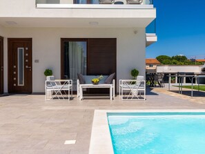 L'Eau, Meubles, Plante, Piscine, Bleu Azur, Ciel, Ombre, Mobilier De Jardin, Bâtiment, Porte