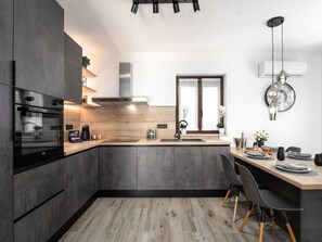 Cabinetry, Möbel, Countertop, Tabelle, Holz, Küche, Beleuchtung, Interior Design, Sinken