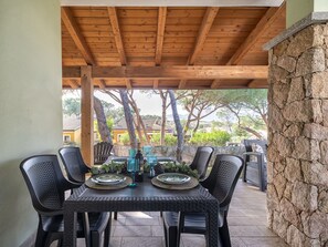 Tabelle, Möbel, Stuhl, Pflanze, Holz, Schatten, Gartenmöbel, Interior Design, Blumentopf, Veranda