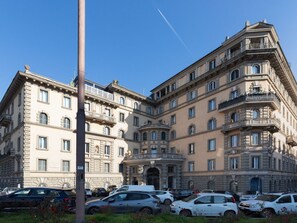 Sky, Car, Building, Wheel, Window, Property, Vehicle, Urban Design