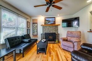 Living Room | Full Sleeper Sofa | Fireplace | Smart TV