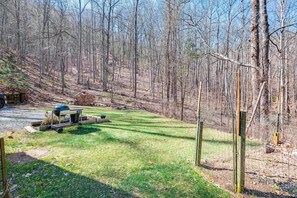 Private Yard | Hiking Trail Access On-Site | Charcoal Grill | Fire Pit