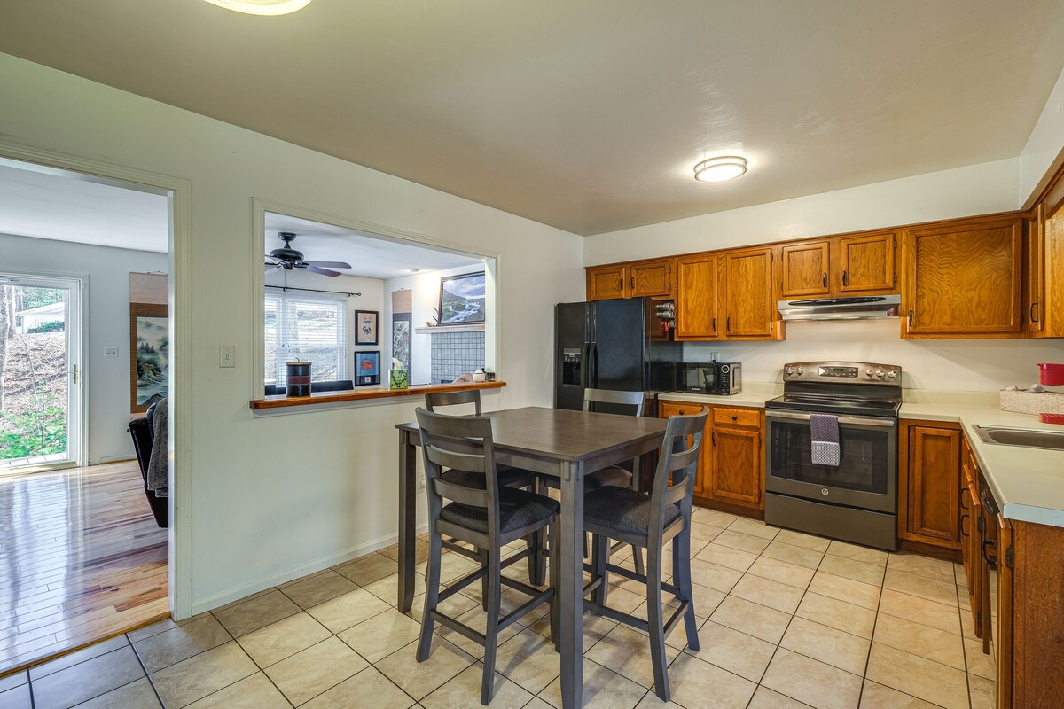 Pet-Friendly Roanoke Home w/ Fire Pit + Grill!