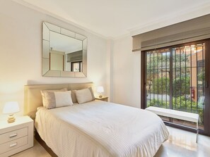 Möbel, Eigentum, Pflanze, Komfort, Textil, Holz, Interior Design, Cabinetry, Zimmerpflanze, Flooring