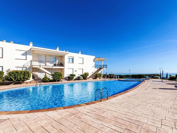 Water, Sky, Building, Plant, Swimming Pool, Blue, Window, House, Outdoor Furniture, Rectangle